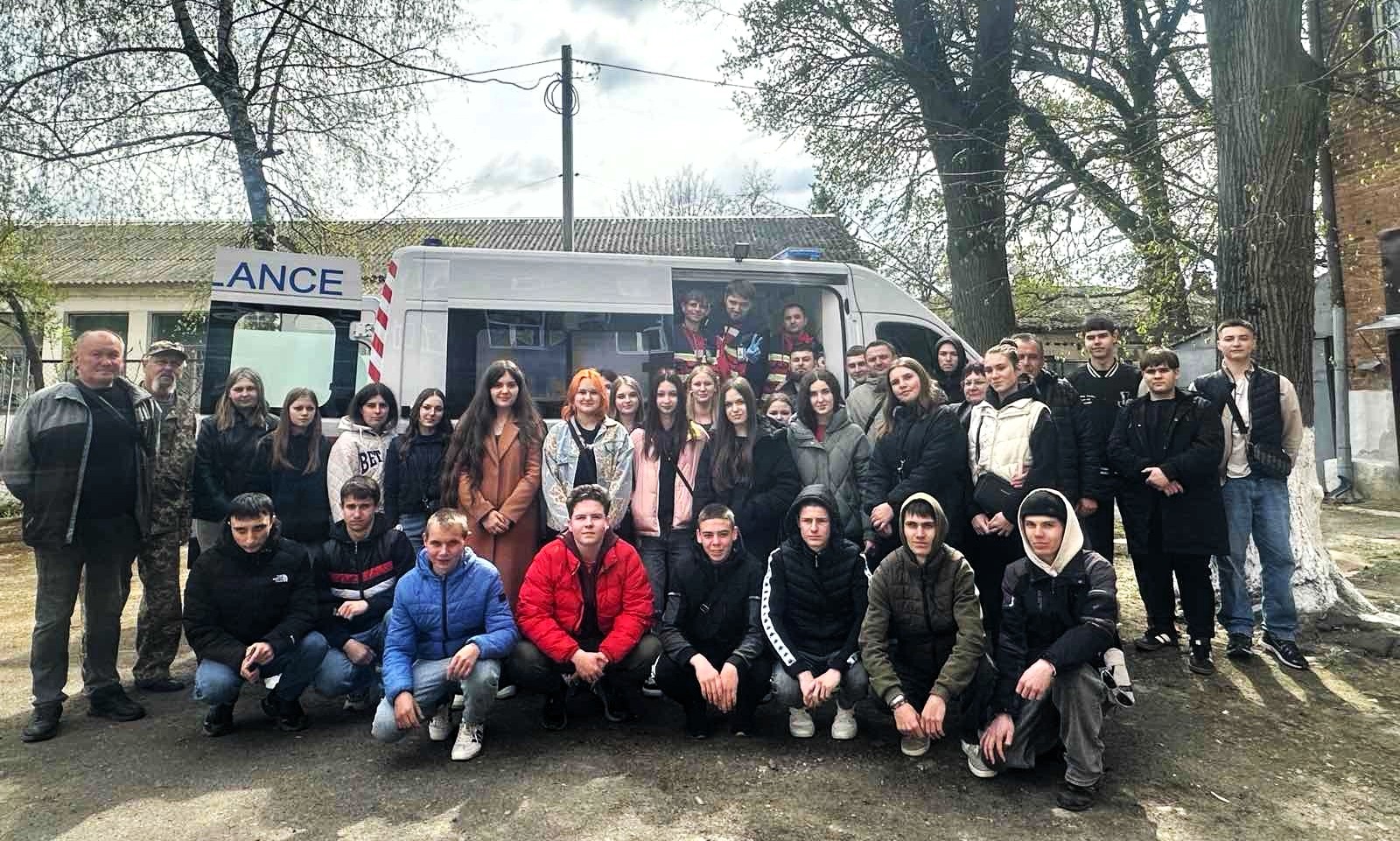 Тест-драйв: інструктори НТВ допомагають відчути відповідальність, динаміку та значущість роботи медика